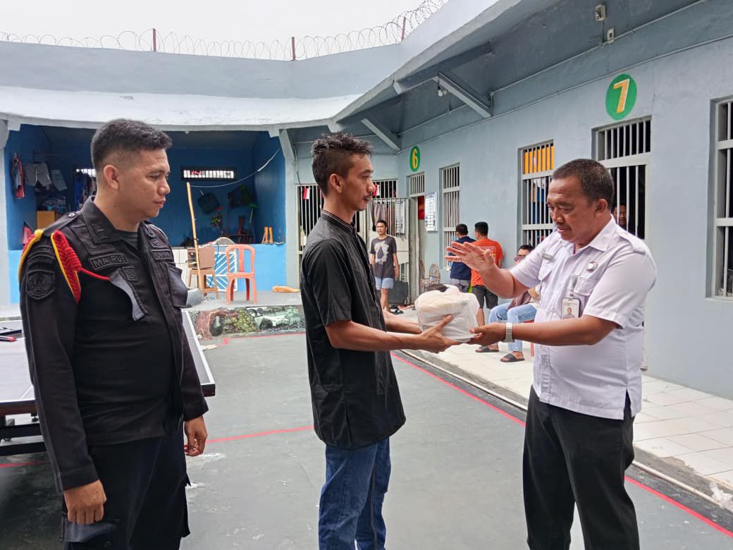 Lapas Narkotika Karang Intan Dukung Rutinitas Yasinan Serentak Lewat Pembagian Buku Yasin