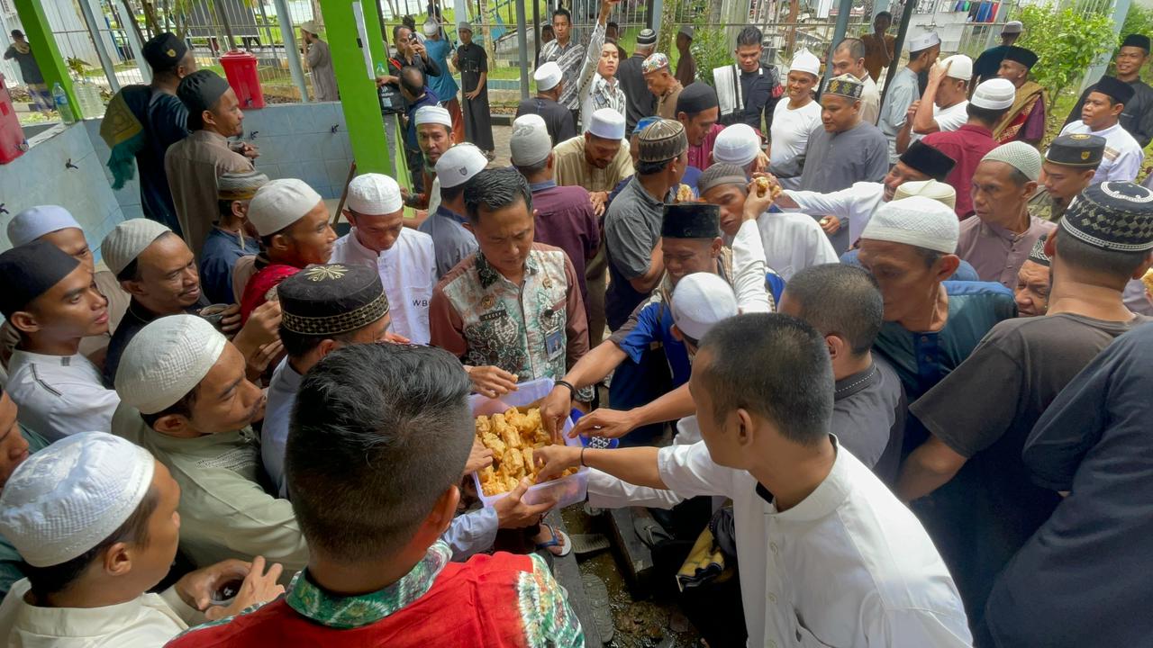 Lapas Narkotika Karang Intan Tebar Keberkahan Jumat: Bagikan Gorengan dan Kopi kepada Warga Binaan
