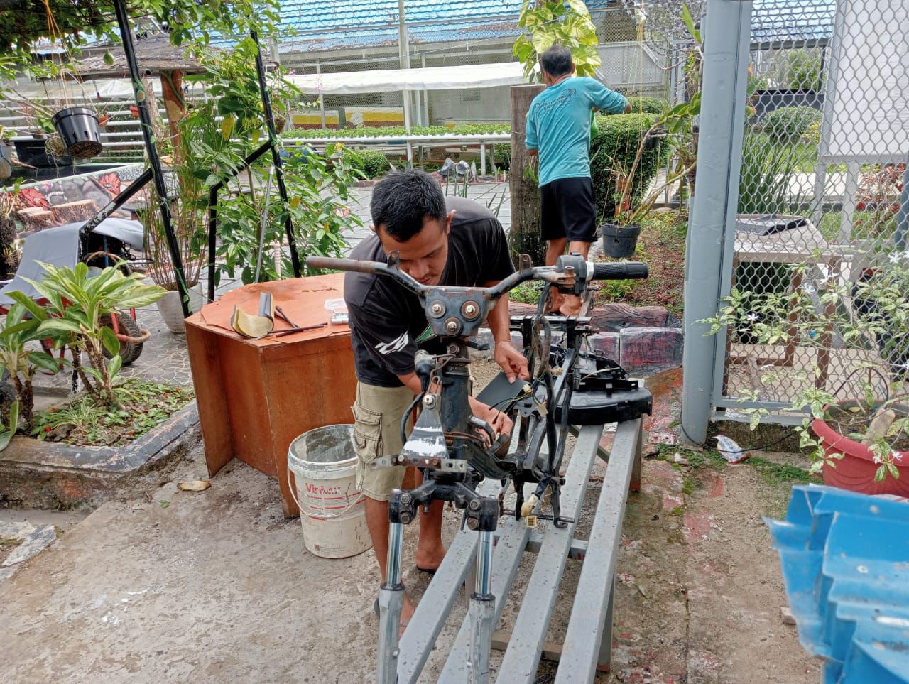 Lapas Narkotika Karang Intan Hadirkan Keterampilan Baru: WBP Dilatih Body Repair Sepeda Motor