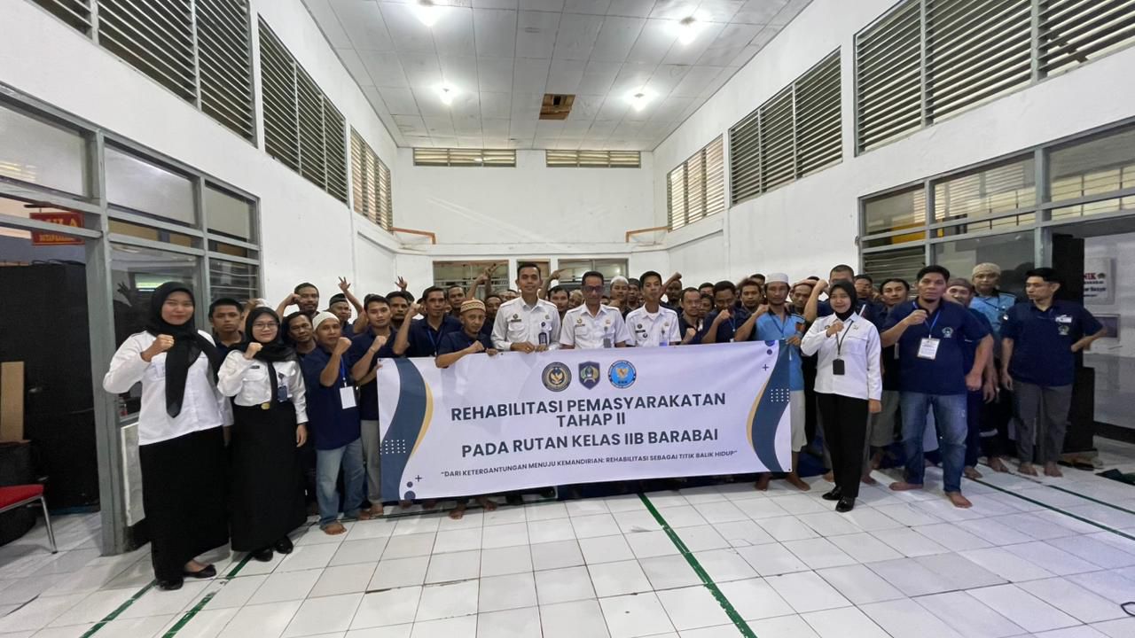 Hangatkan Malam Yasinan, Kalapas dan Petugas Keliling Blok Bagikan Kopi Jahe Gula Aren