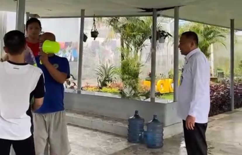 Tingkatkan Kenyamanan Warga Binaan, Kalapas Narkotika Karang Intan Cek Blok Hunian dan Salurkan Gayung Kebersihan